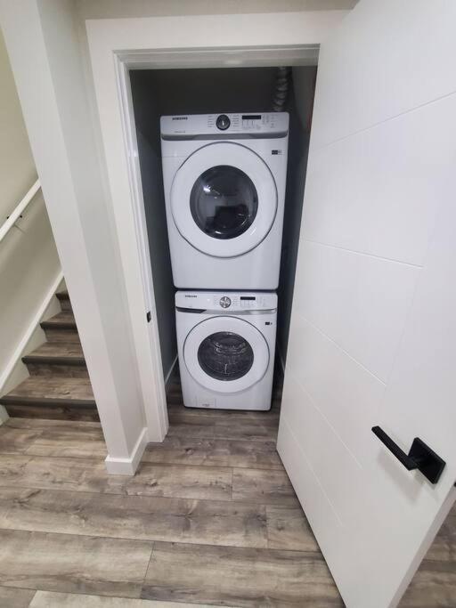 Apartment Charming 2-bedroom Basement Oasis Sleeps 5,size-150sqm, Netflix, Family Friendly *