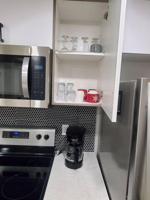 Apartment Charming 2-bedroom Basement Oasis Sleeps 5,size-150sqm, Netflix, Family Friendly *
