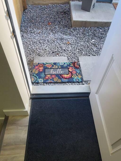Apartment Charming 2-bedroom Basement Oasis Sleeps 5,size-150sqm, Netflix, Family Friendly
