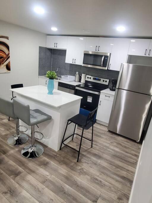 Charming 2-bedroom Basement Oasis Sleeps 5,size-150sqm, Netflix, Family Friendly * Edmonton