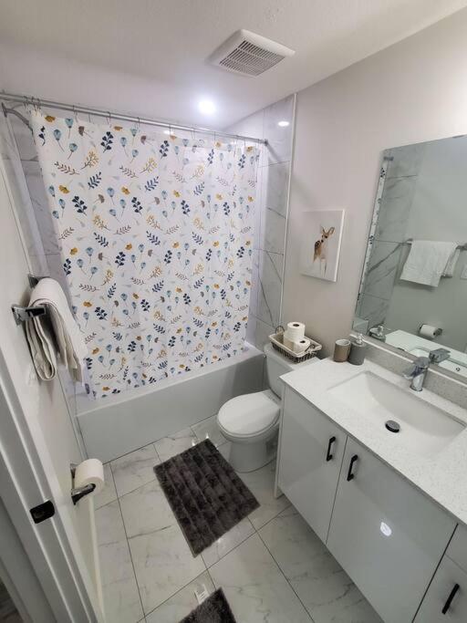 Charming 2-bedroom Basement Oasis Sleeps 5,size-150sqm, Netflix, Family Friendly Apartment Edmonton