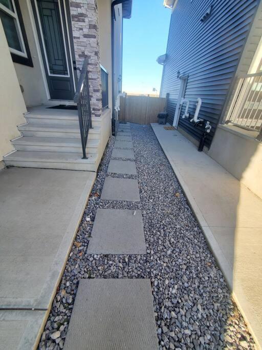 Charming 2-bedroom Basement Oasis Sleeps 5,size-150sqm, Netflix, Family Friendly Edmonton
